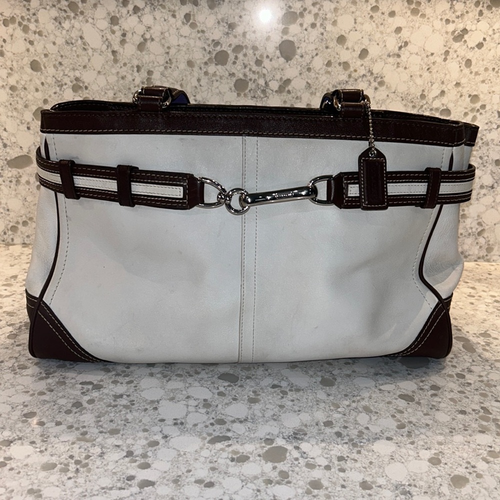 💜Beautiful Coach Shoulder Bag with zip top and side pockets💜